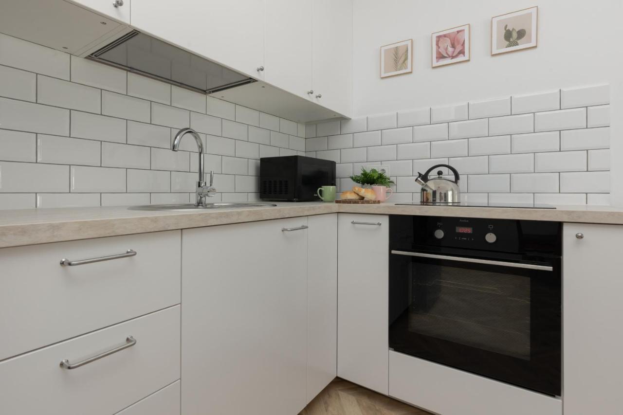 Ursus Sunny Studio For 4 Guests With Parking & Balcony By Noclegi Renters Warschau Buitenkant foto